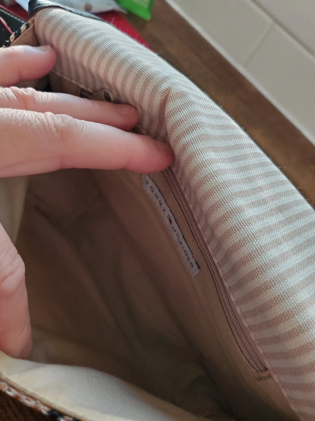 Tommy Hilfiger Crossbody Bag image indicator(5)