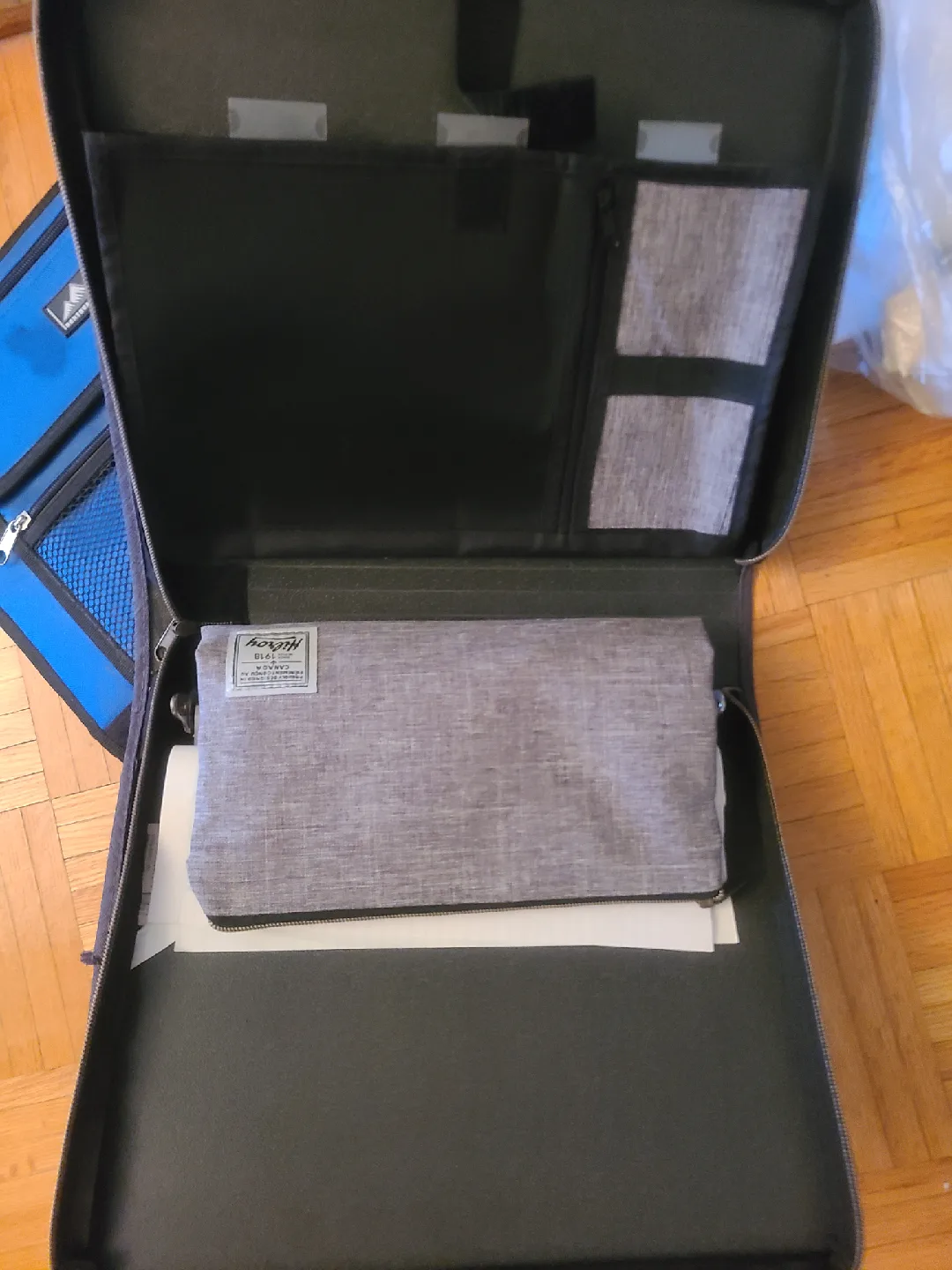 Herschel Supply Co. and Northvale Sport fileholder/Laptop Sleeve image indicator(2)