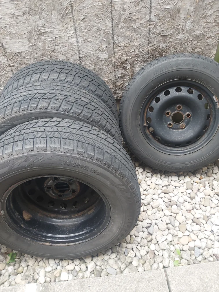 Bridgestone Blizzak WS70 235/65R16 Winter Tires image indicator(2)