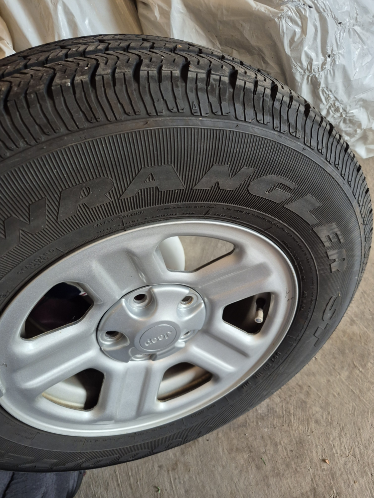 Jeep Wrangler Tire 225/75R16 - photo 5