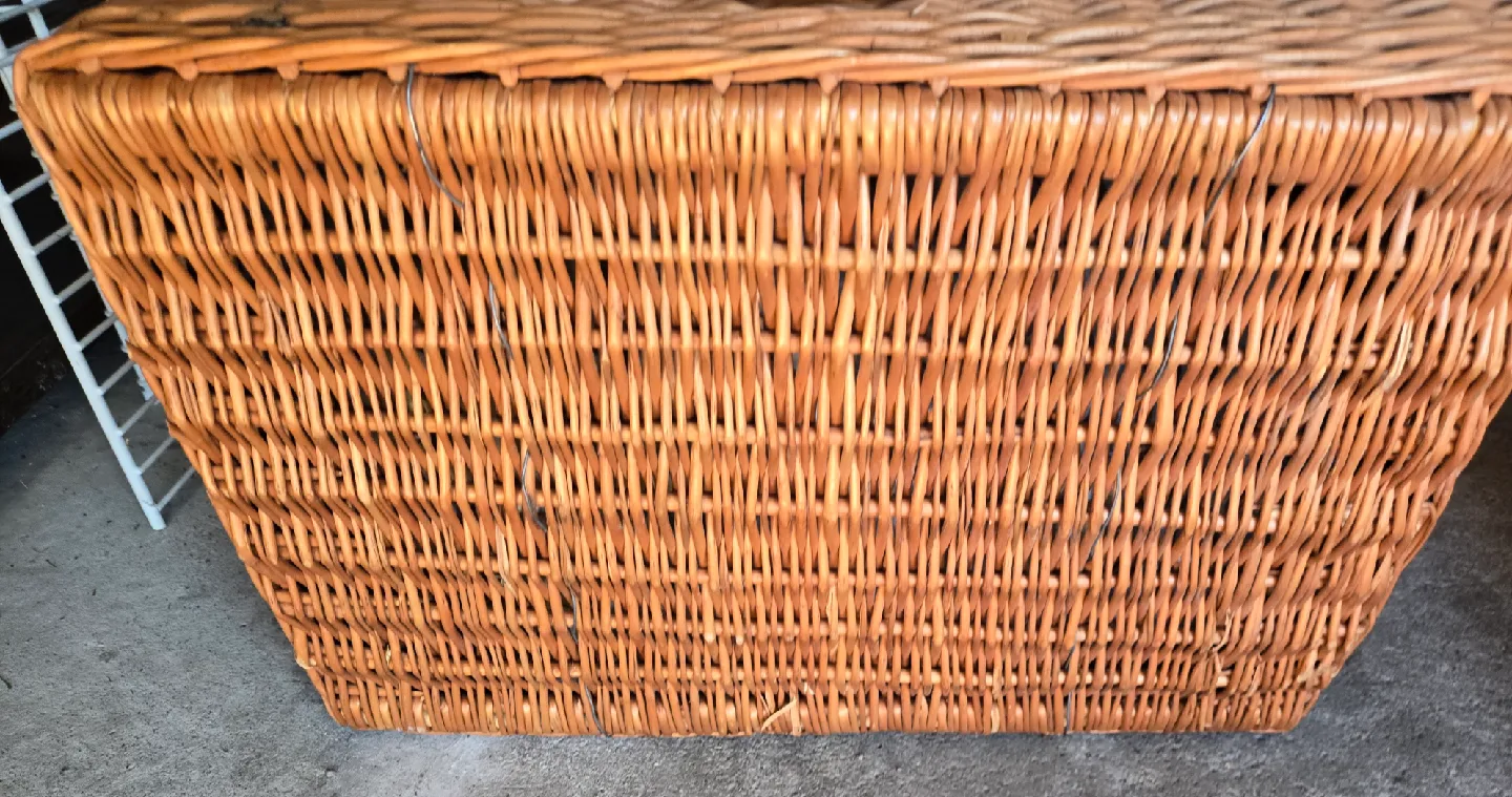 Wicker Picnic Basket with Dishes image indicator(5)