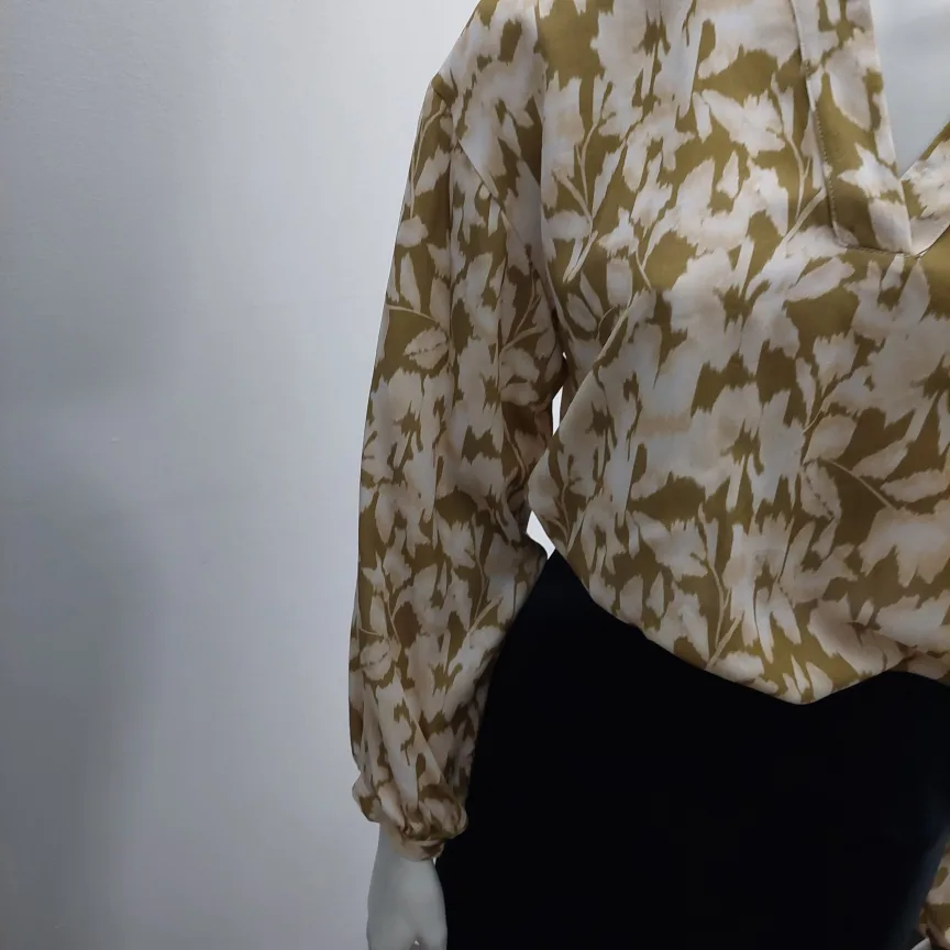 100 % VISCOSE Floral Print Blouse Medium image indicator(7)
