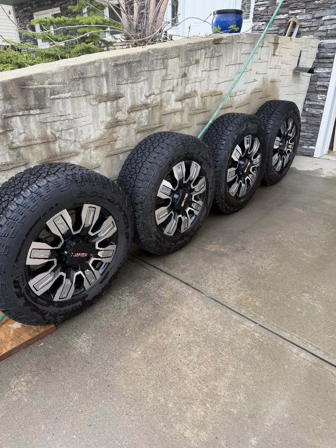 GMC Truck/SUV Wheels & Tires - Set of 4 image indicator(2)