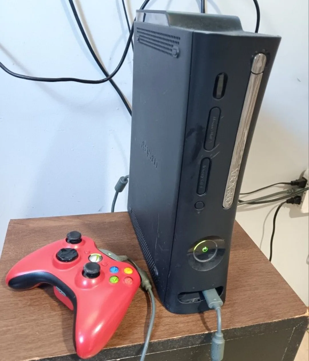 120GB Xbox 360 Elite (Black) / Red Controller thumbnail