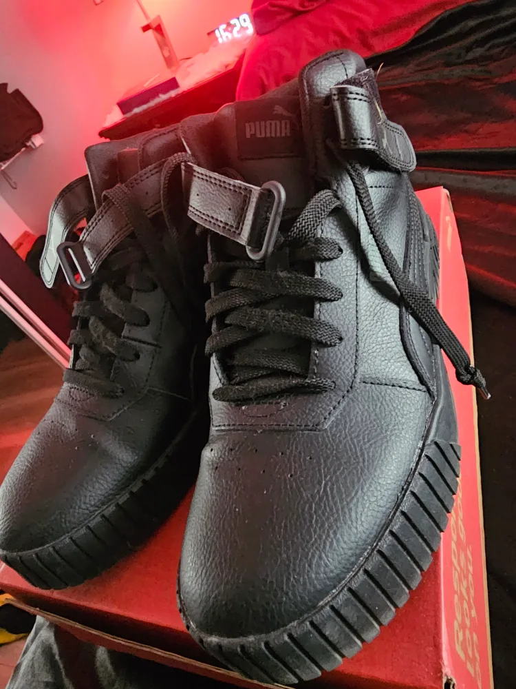 Puma Carina 2.0 Mid Black, Size 9. Excellent condition! image indicator(5)