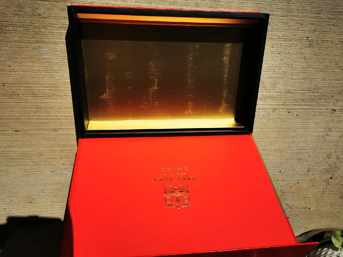 Gift Box - Red & Gold image indicator(2)