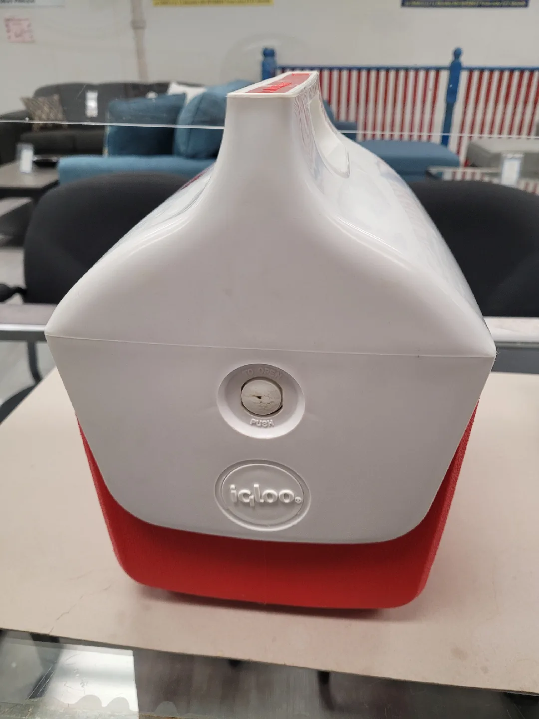 Igloo Little Playmate Cooler - Red & White image indicator(3)
