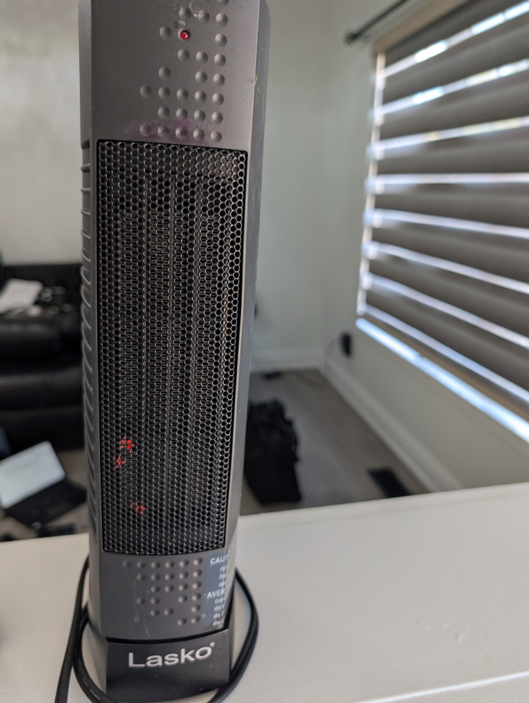 Lasko CT14101C Movable Air Heater