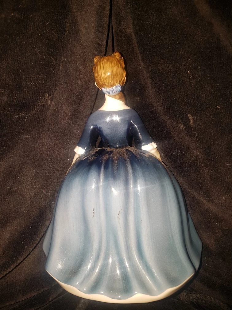1968 Royal Doulton Figurine - Debbie HN3395 - photo 3