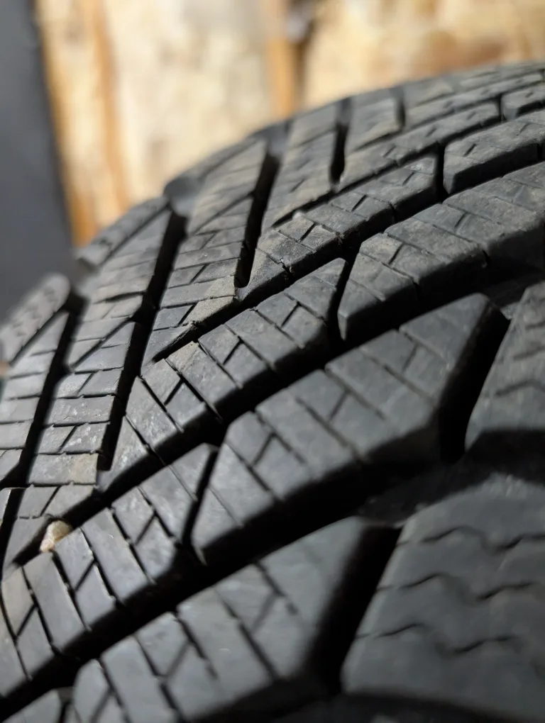 (4)-195/60R15 Winter Tires On Steel Rims Off 2009 Nissan Cube image indicator(5)