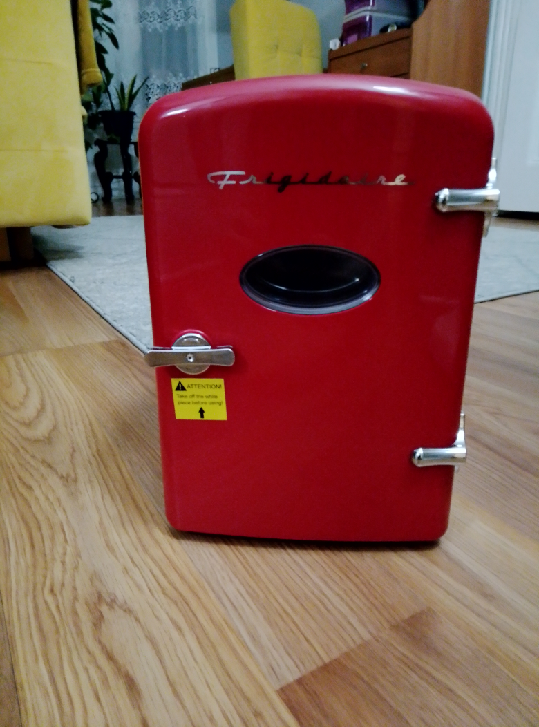 Frigidaire Retro Mini Fridge - Red - photo 2