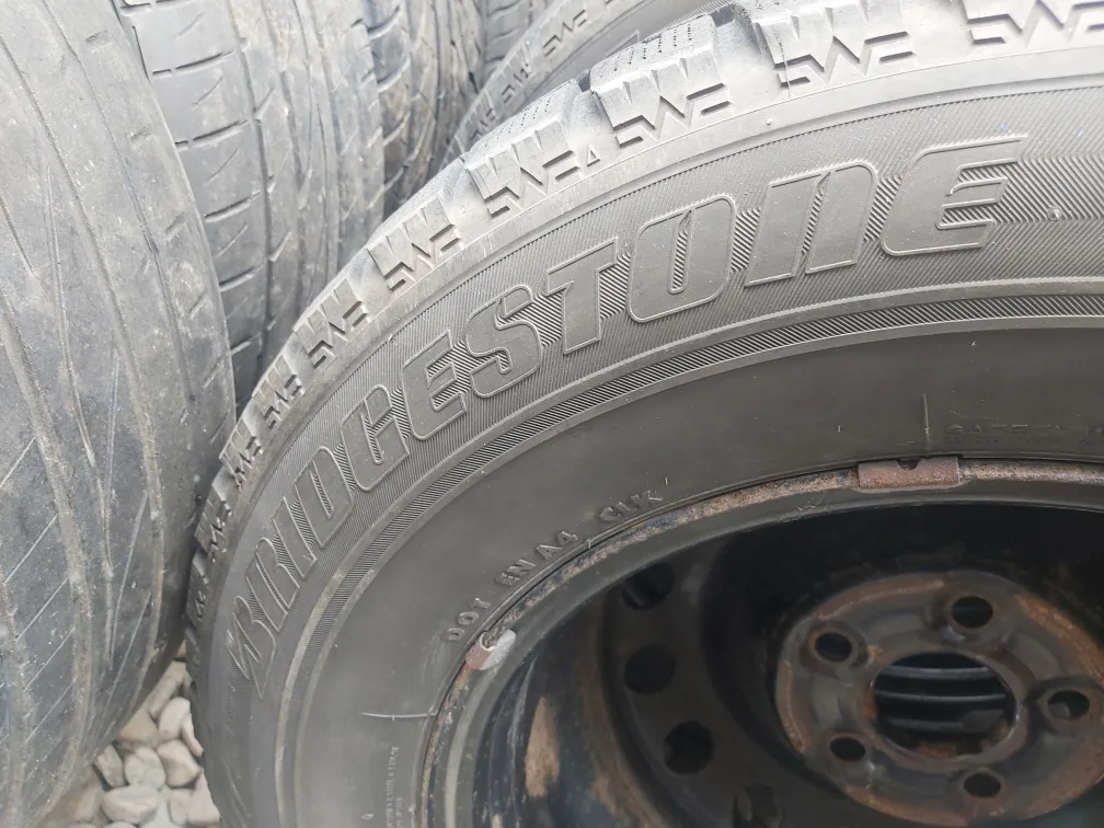 Bridgestone Blizzak WS70 235/65R16 Winter Tires image indicator(5)