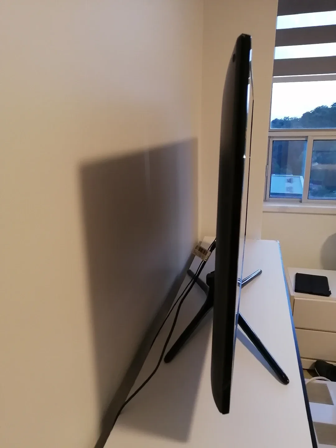 Samsung 46" 1080p LED smart TV with remote. image indicator(3)