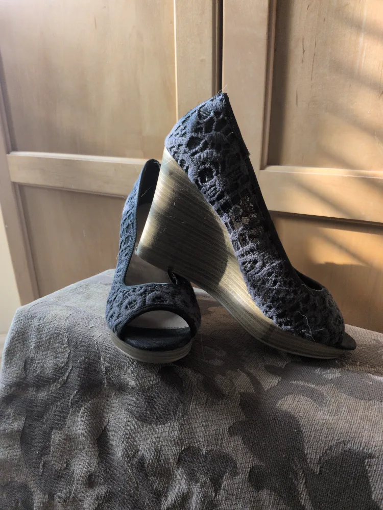 American Eagle Wedge Heels - Size 7 image indicator(2)