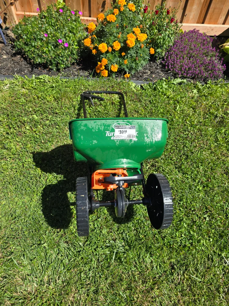 Scotts Turf Builder Mini Broadcast Spreader thumbnail