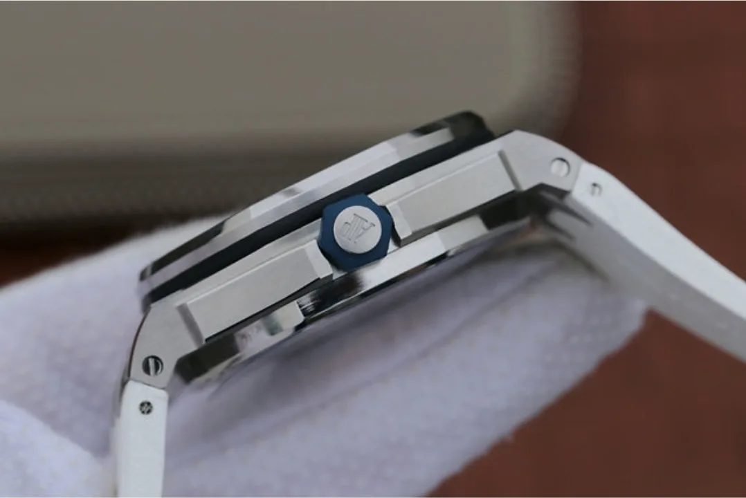 White Men's Watch image indicator(3)