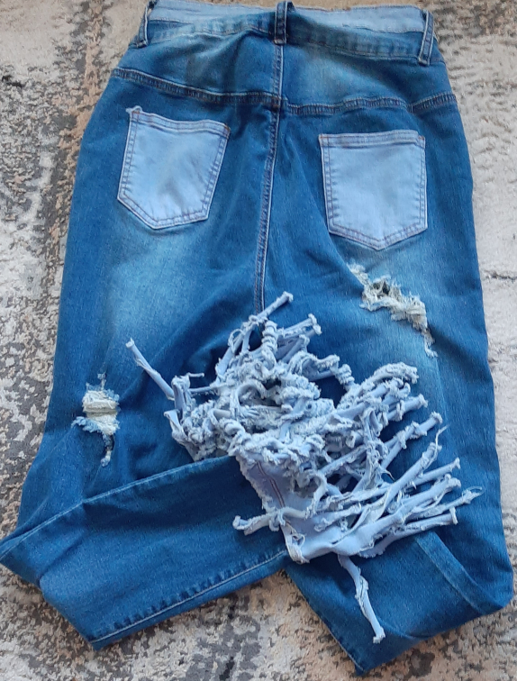 Distressed Jeans with Frayed Hem - photo 4