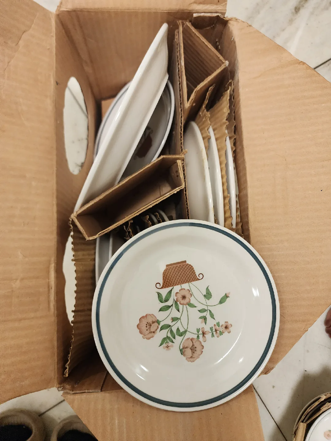 20-Piece Stoneware Dining Set with Floral Design image indicator(5)