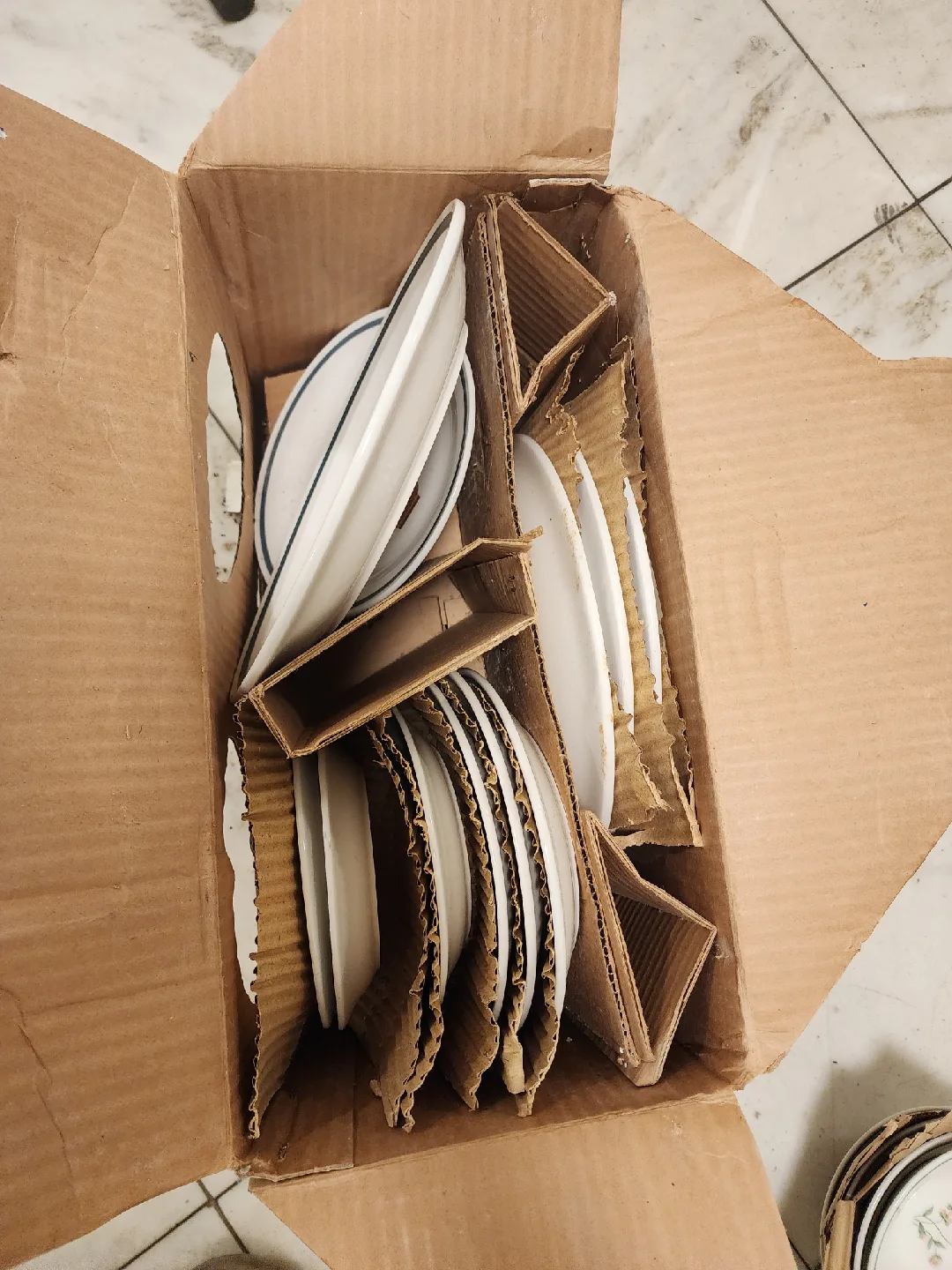 20-Piece Stoneware Dining Set with Floral Design image indicator(7)