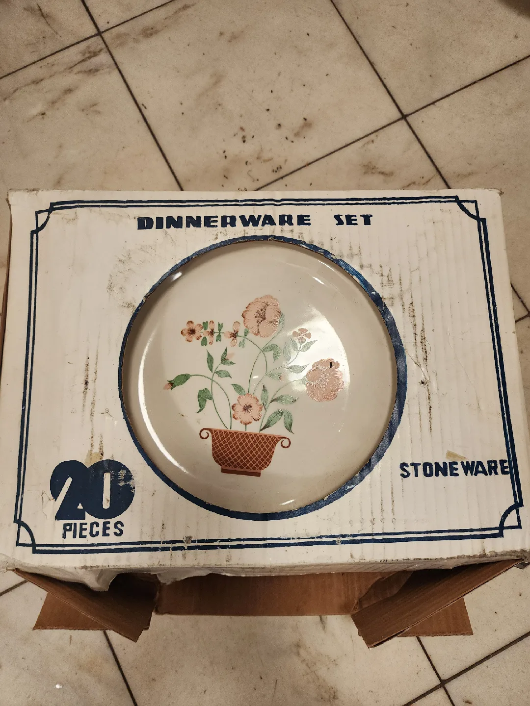 20-Piece Stoneware Dining Set with Floral Design image indicator(9)