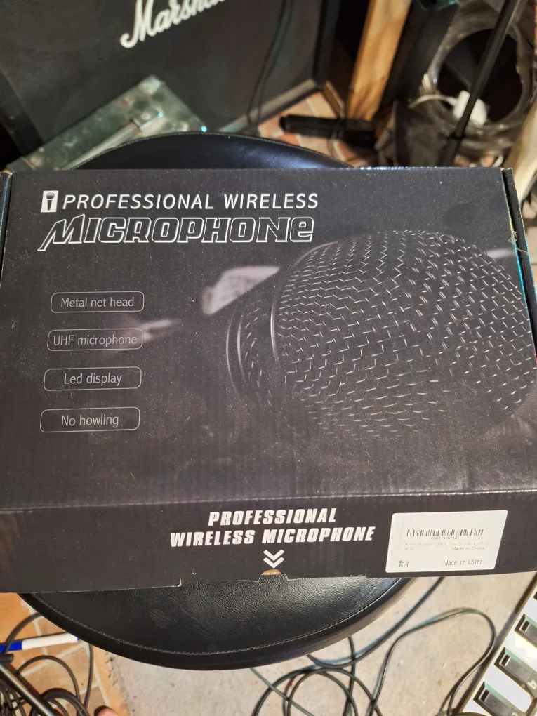 Professional Wireless Microphone Set - New in Box! thumbnail