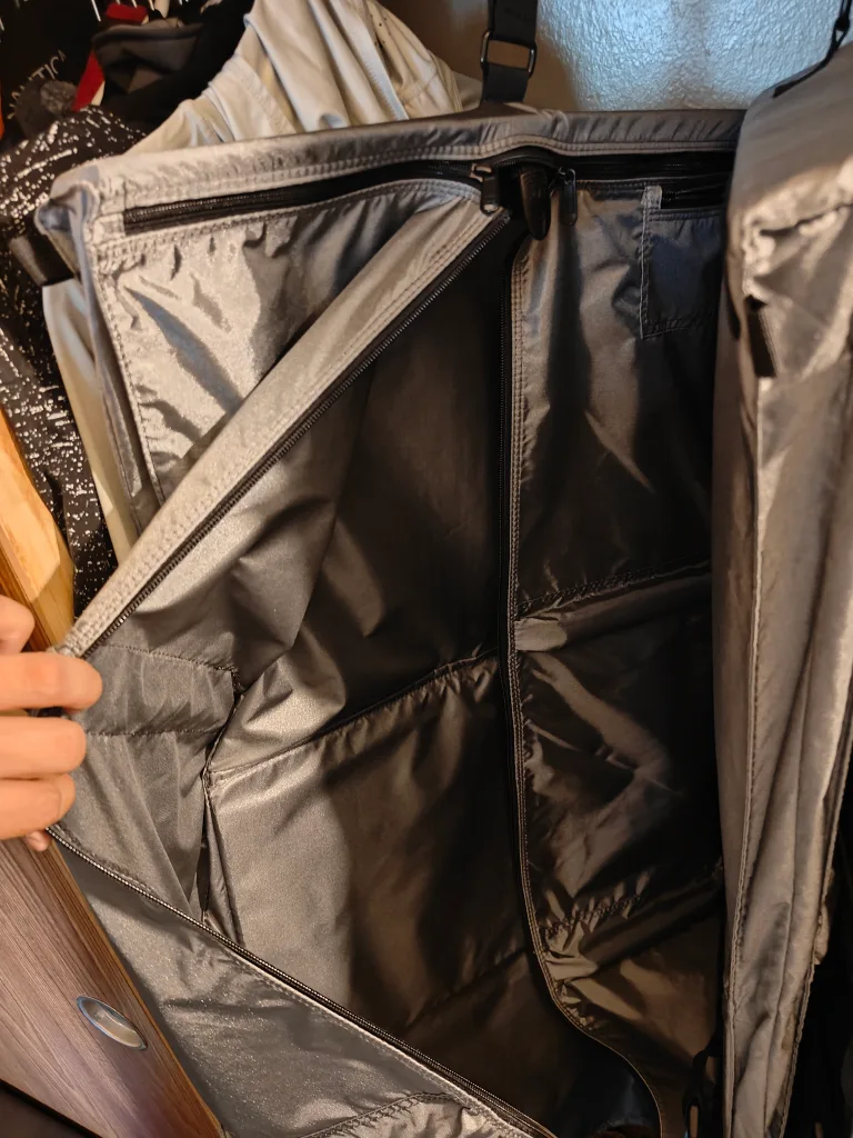 3 Victorinox lightweight Garment Bag image indicator(2)