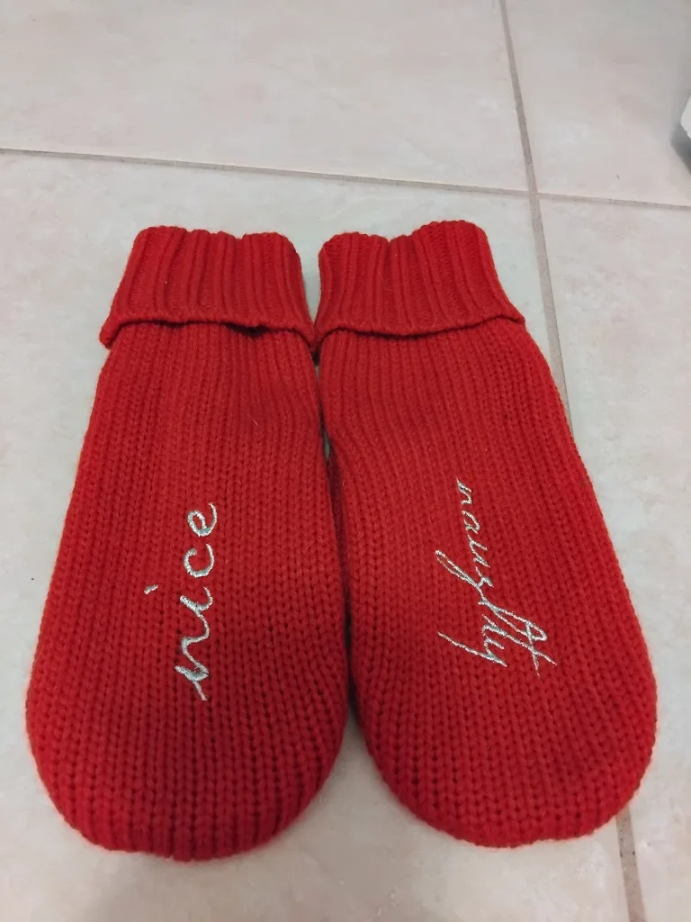 Assorted Knitted mittens image indicator(3)