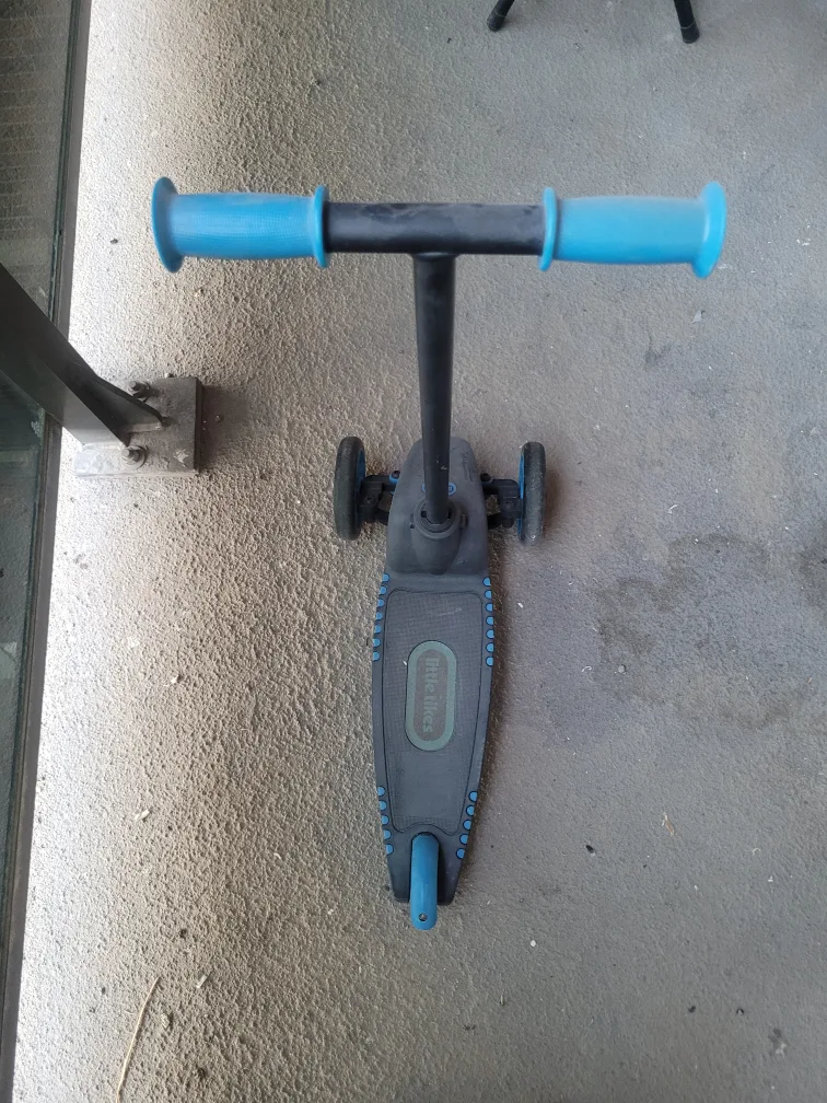 Little Tikes 3-Wheel Scooter - Blue & Black image indicator(3)