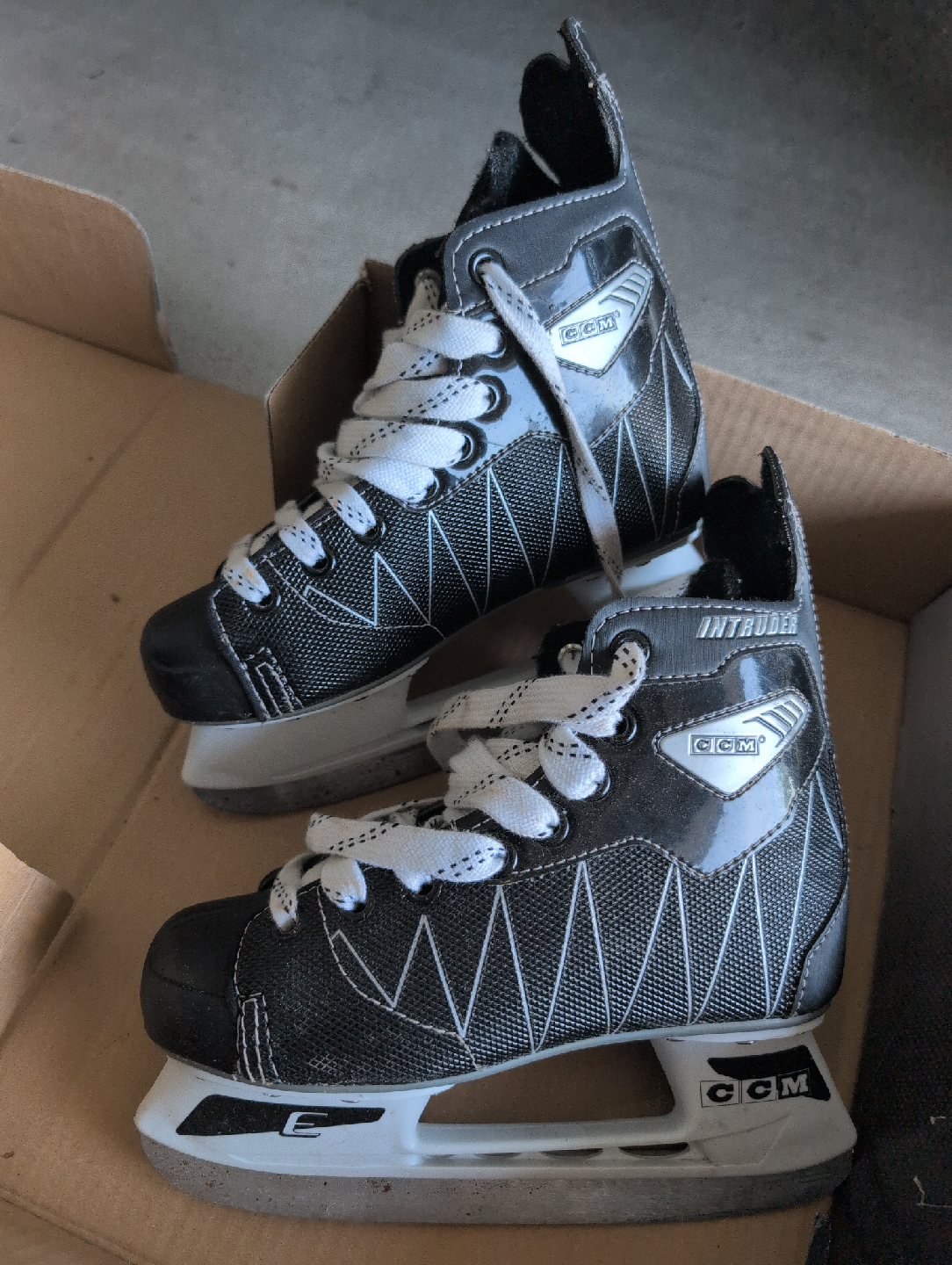 CCM Intruder D JR Skates - Size 2 - photo 2