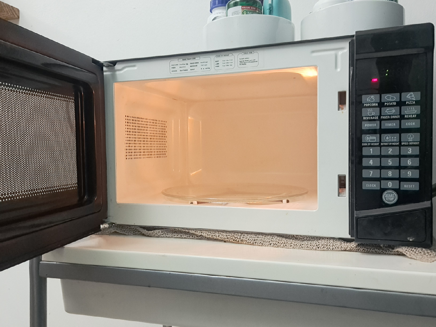 moving sale!!-RCA Microwave - Black - photo 2