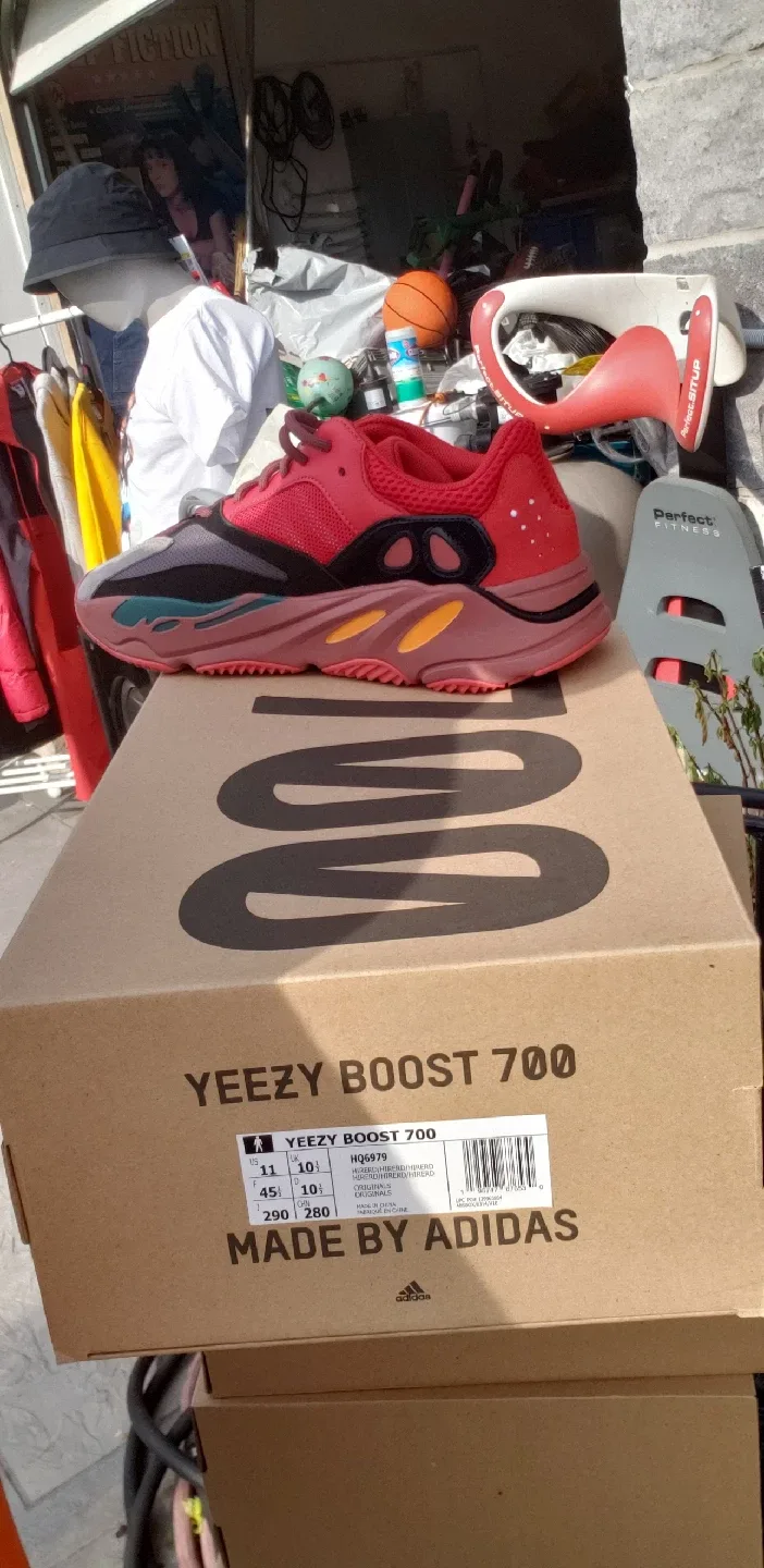 YEEZY LOT - (4 pairs) Sz.11 & (3 pairs) Sz. 10.5 image indicator(5)