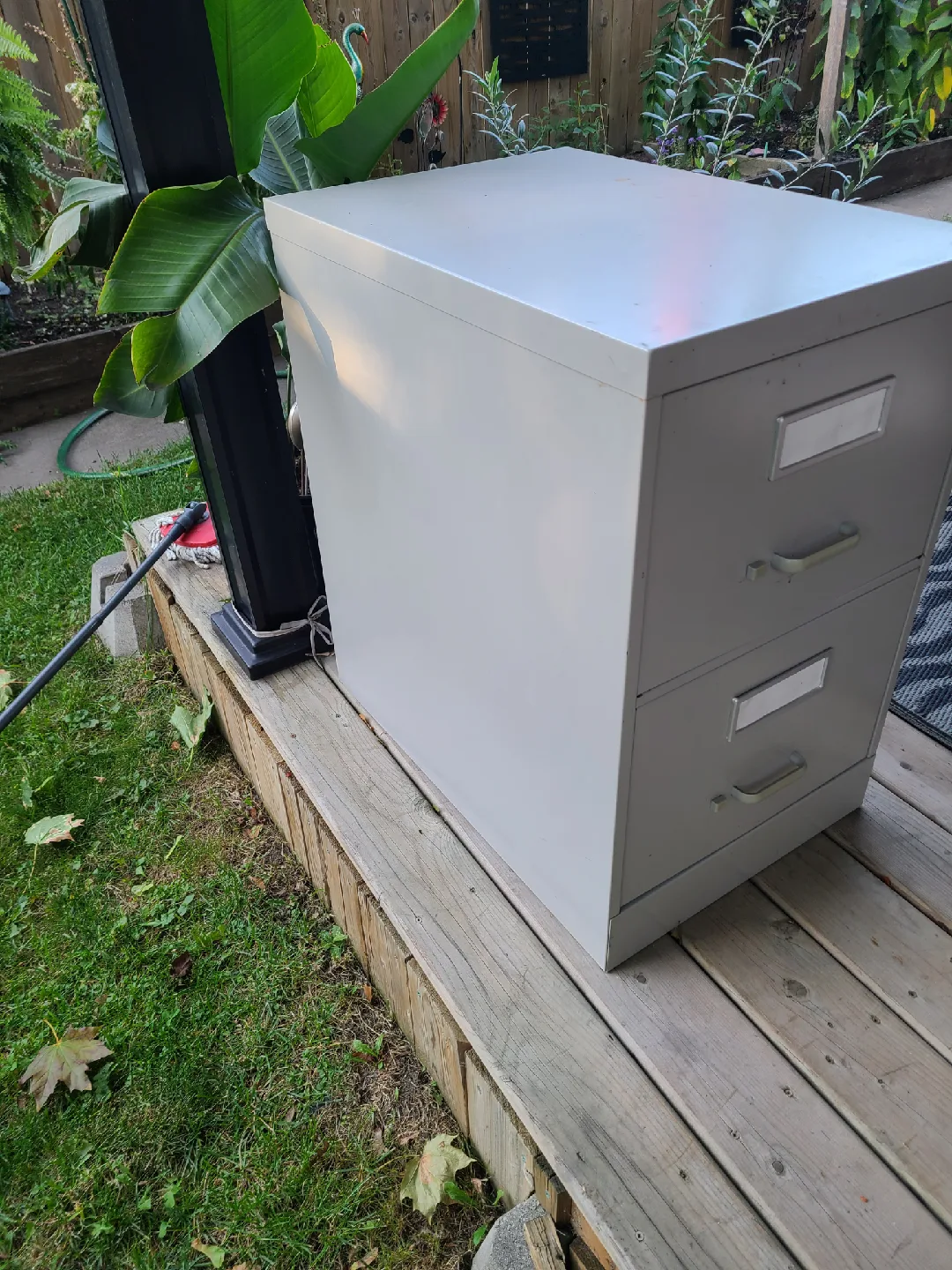 Two-Drawer Metal Filing Cabinet image indicator(2)