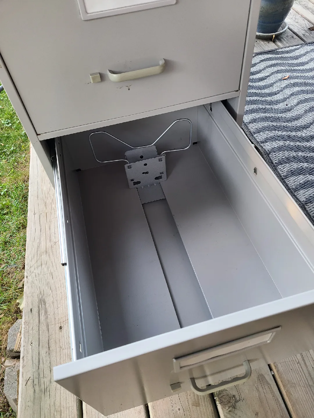 Two-Drawer Metal Filing Cabinet image indicator(4)