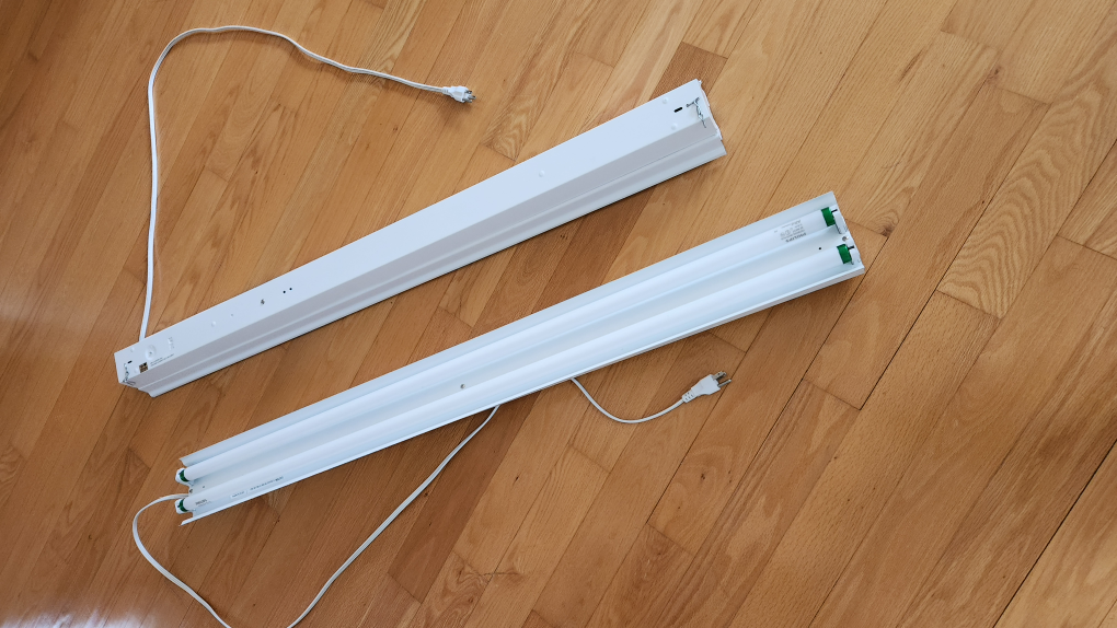 2 Fluorescent Shop Lights - photo 2