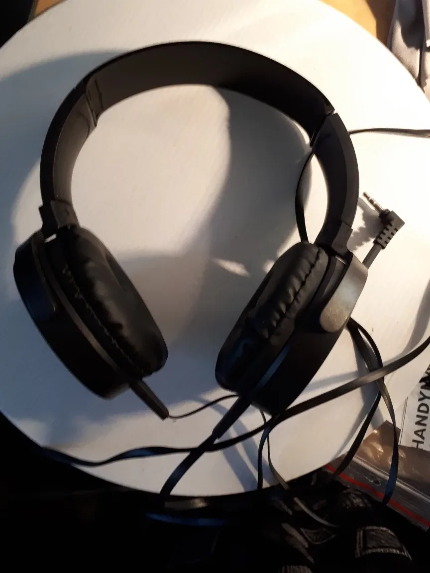 Black Wired Headphones thumbnail