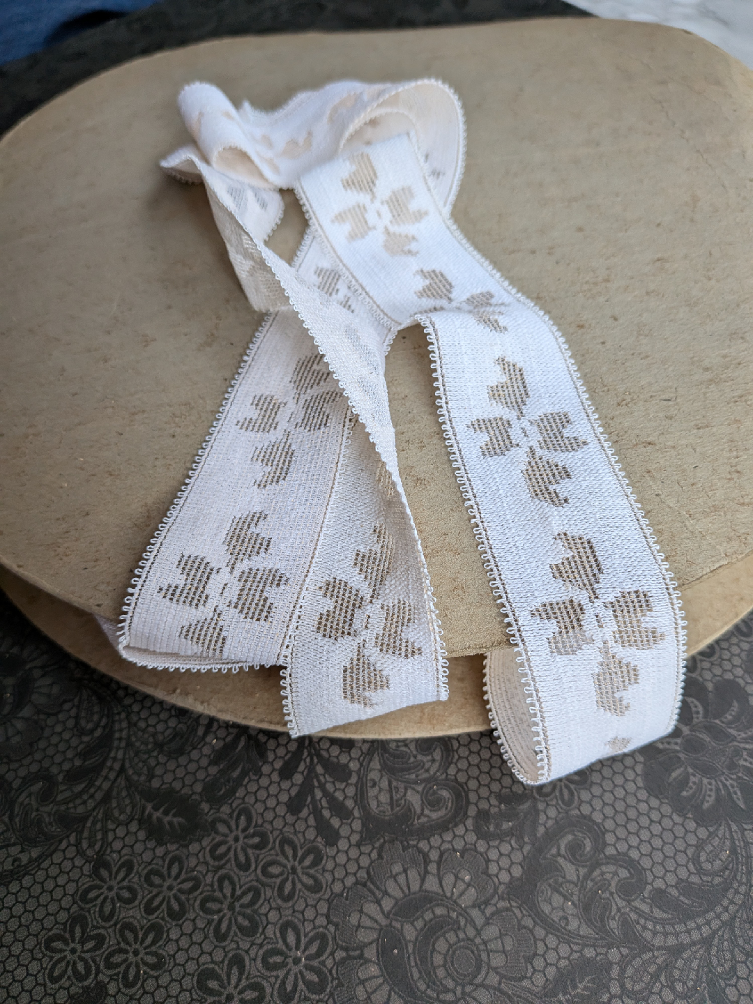 Very large roll Vintage STRETCH Lace Trim with Floral Design - photo 3