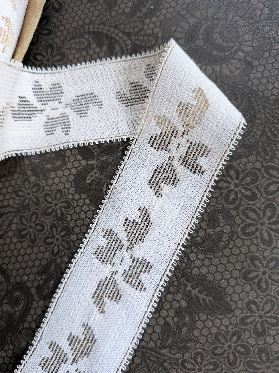 Very large roll Vintage STRETCH Lace Trim with Floral Design - photo 4