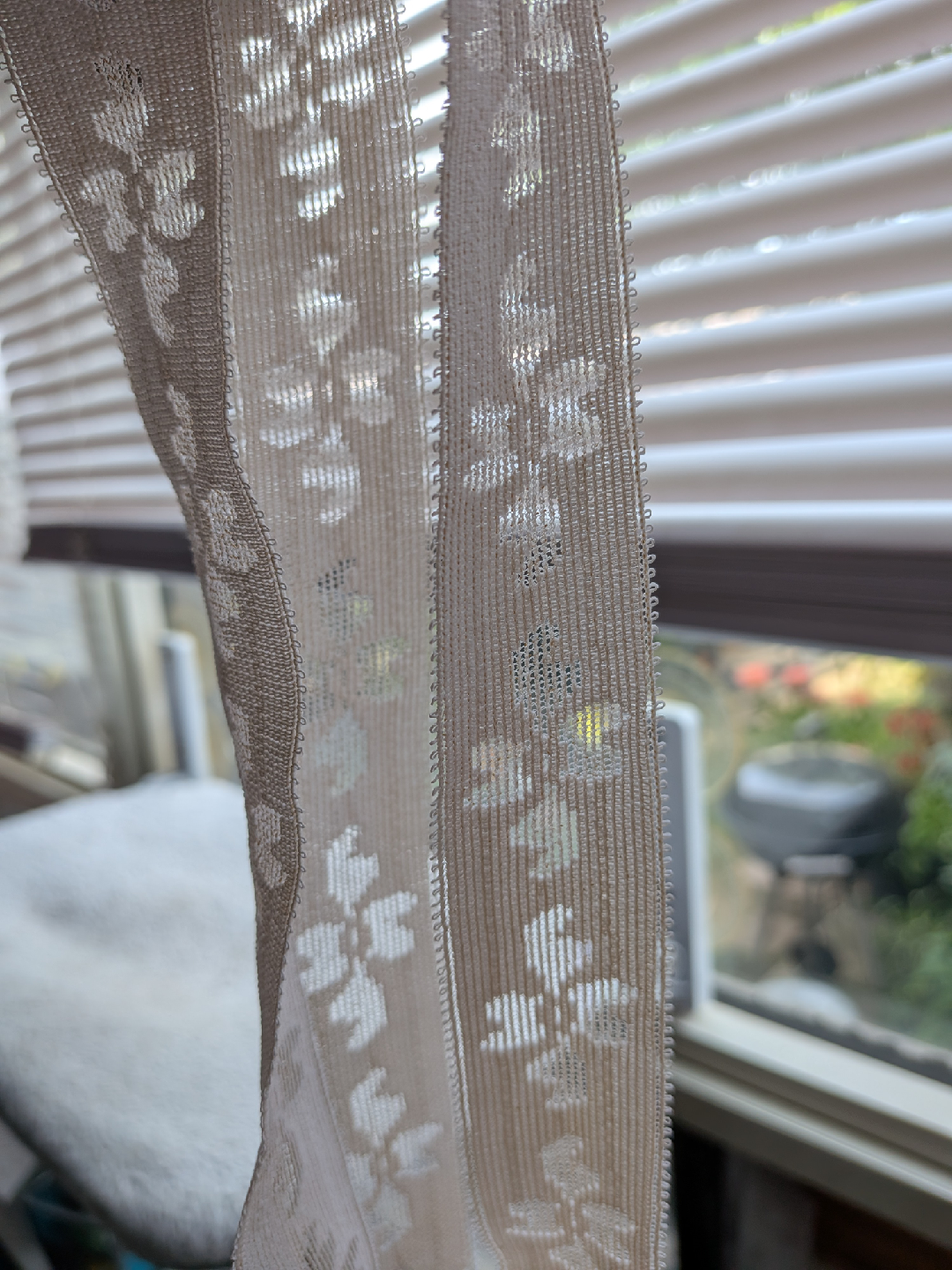 Very large roll Vintage STRETCH Lace Trim with Floral Design - photo 5