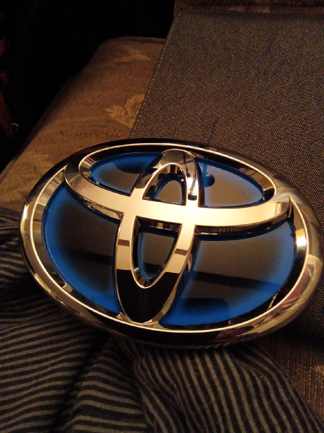 Toyota Front Emblem - photo 4
