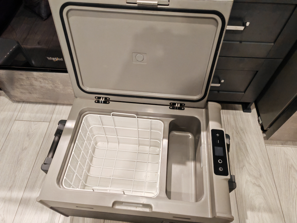 Portable Fridge/Freezer with 12V car plug and 110V adapter - photo 4