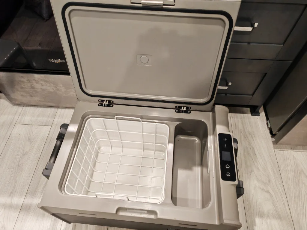 Portable Fridge/Freezer with 12V car plug and 110V adapter image indicator(4)