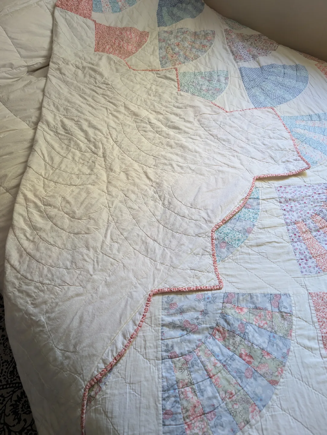 Antique Hand Stitched Patchwork Quilt ~  'Grandmas Fan' Design. image indicator(5)