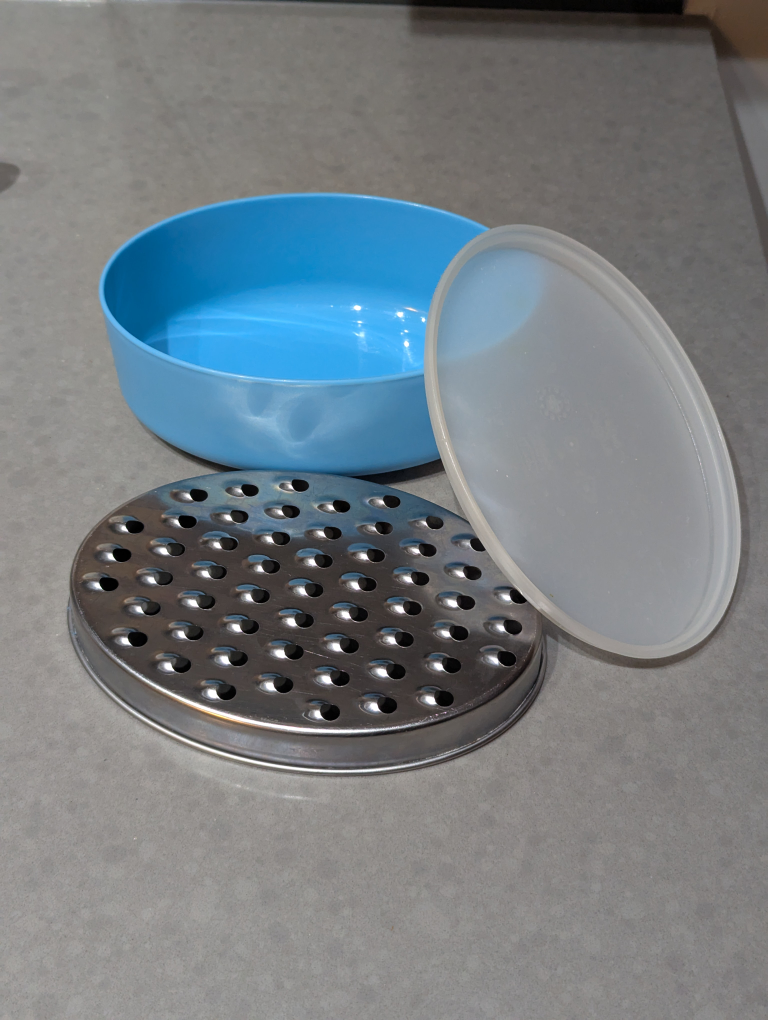Stainless steel cheese grater with lid