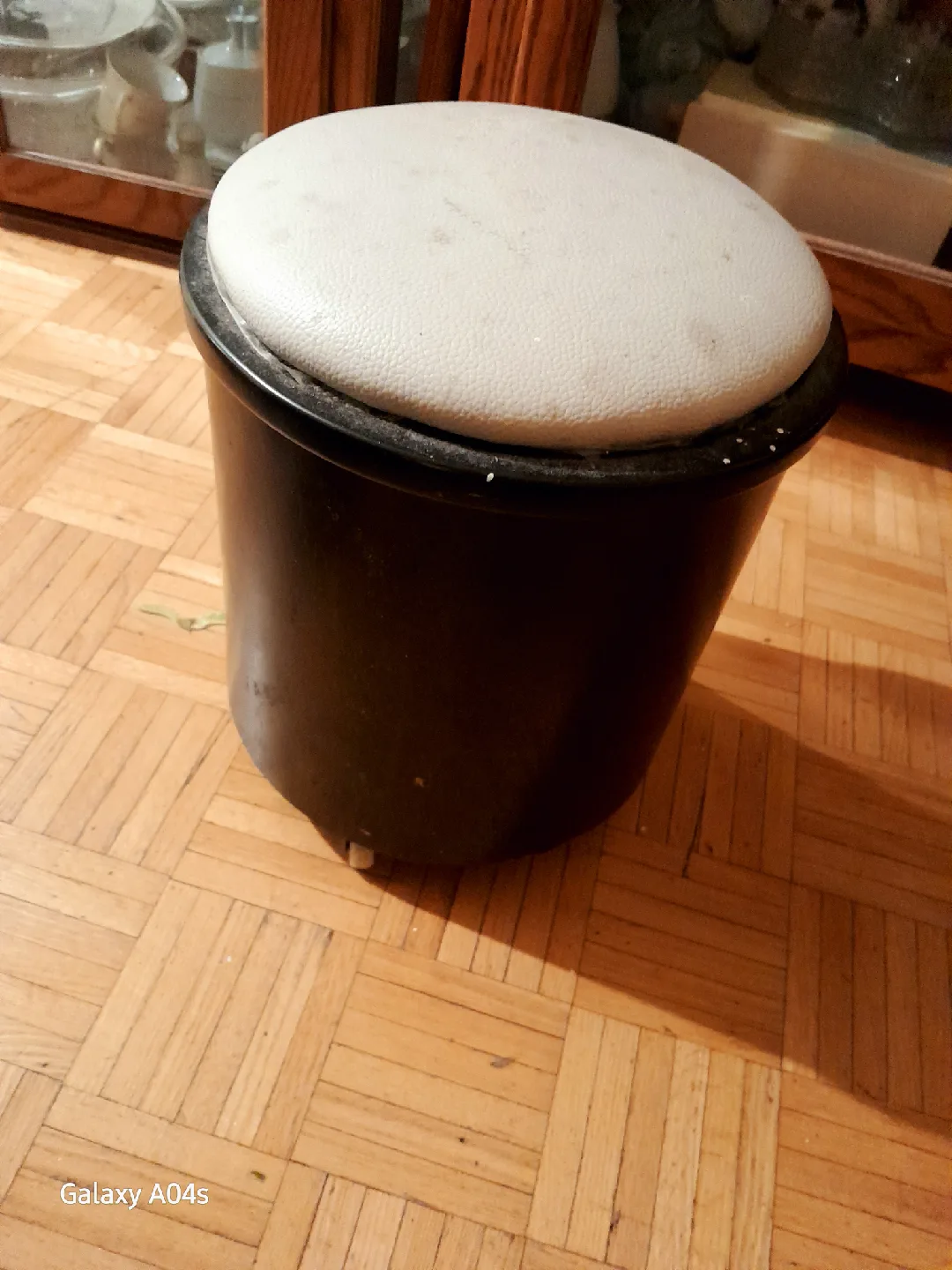 Black Round Padded Rolling Stool+🥕 image indicator(4)