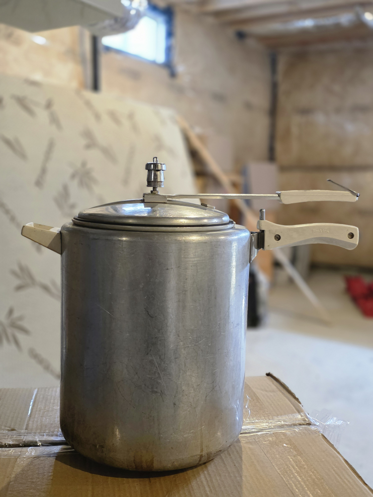 Vintage Hawkins Pressure Cooker - photo 2