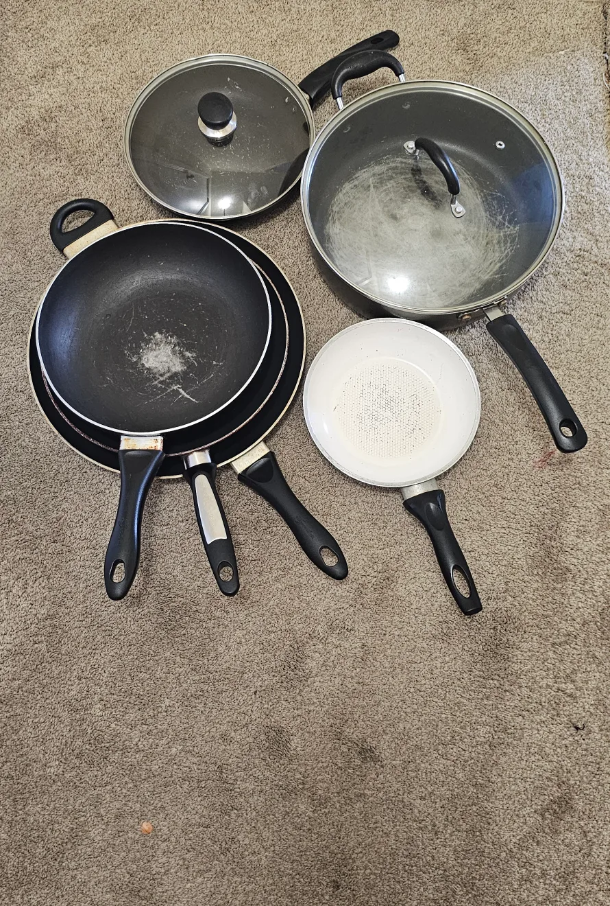 Used Pots and Pans Set image indicator(2)