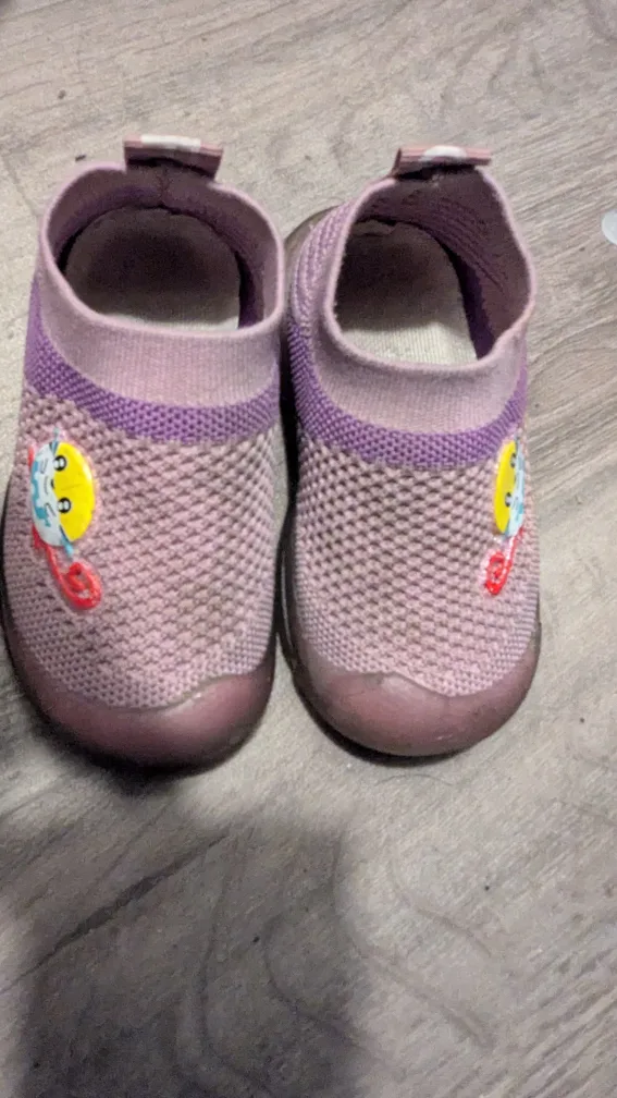 Mixed lot of baby/toddler shoes image indicator(5)