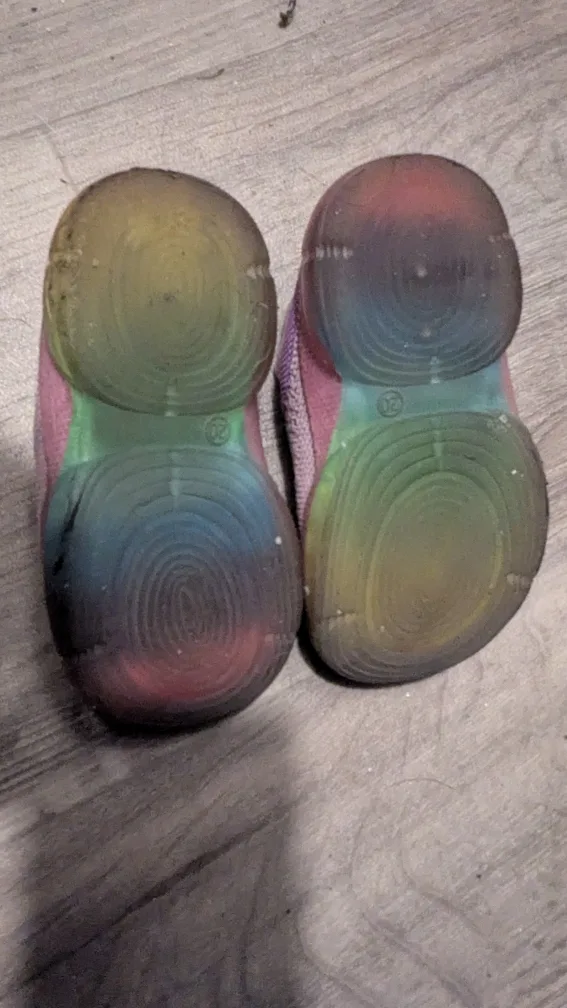 Mixed lot of baby/toddler shoes image indicator(6)