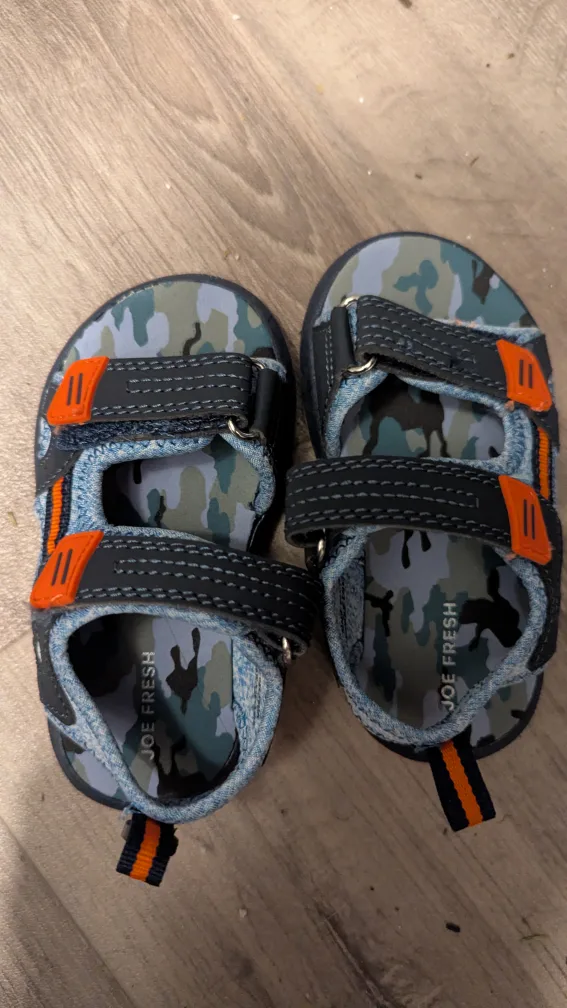 Mixed lot of baby/toddler shoes thumbnail