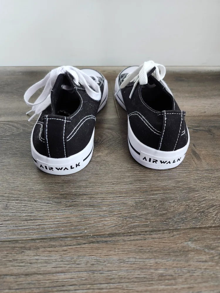 Airwalk Black Canvas Sneakers - Size 8 🥕 image indicator(3)